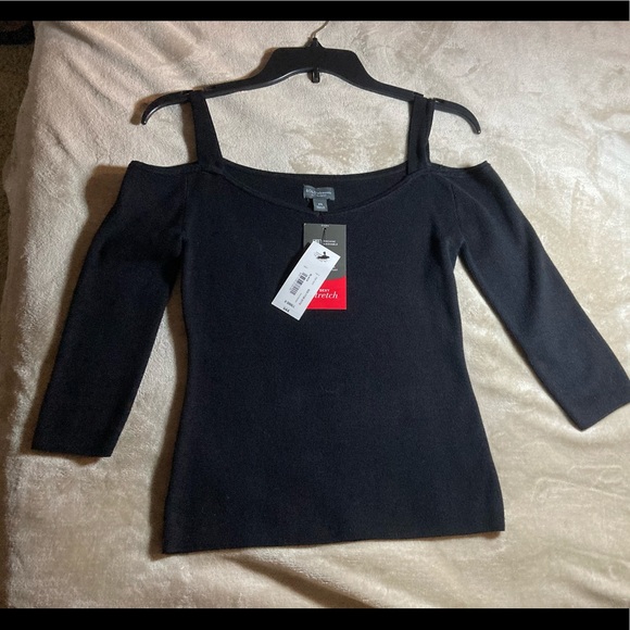 🥶❄️Cold shoulder sweater top❄️🥶 - Picture 3 of 8